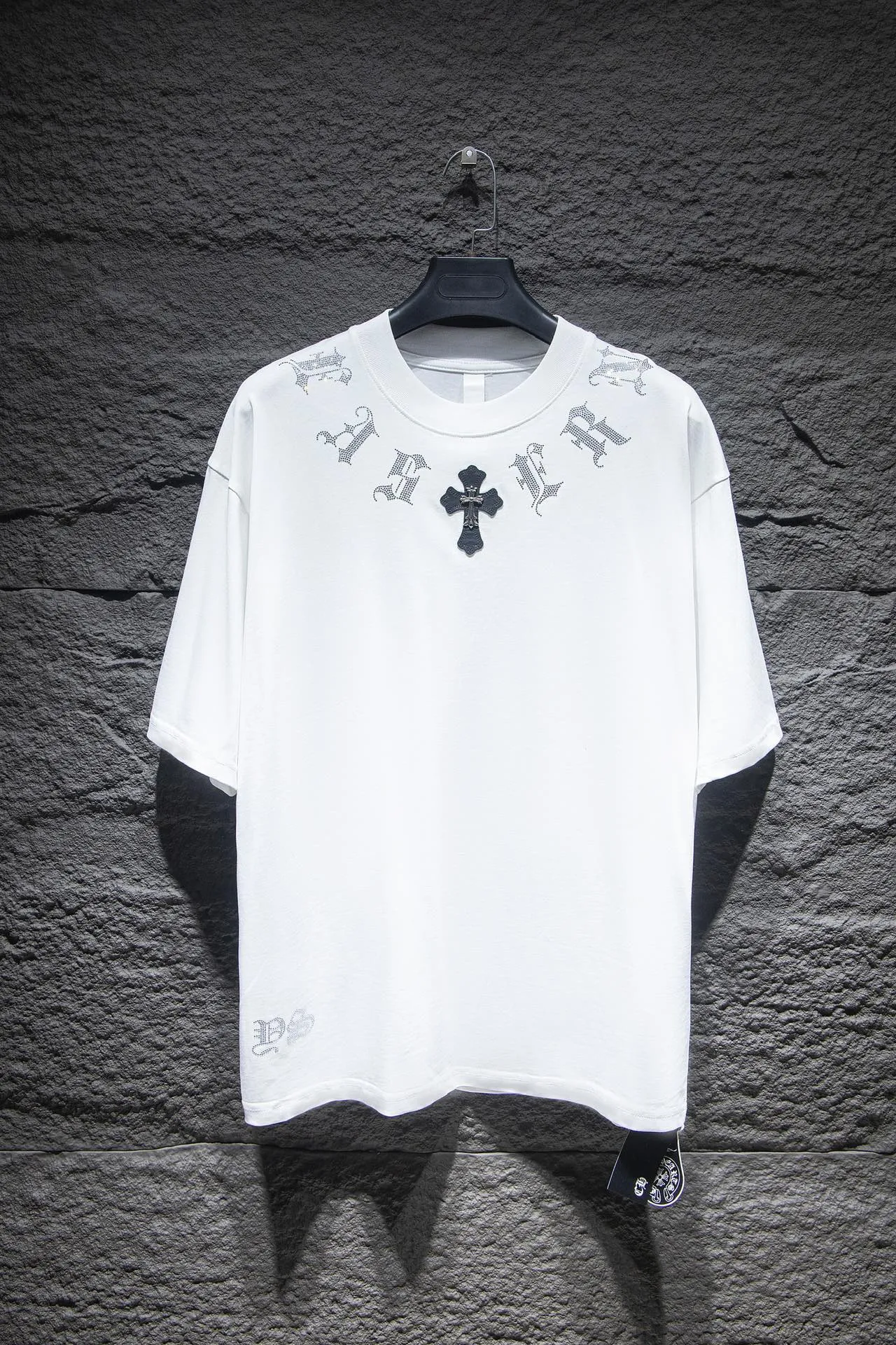 P170 Chrome hearts FW This year's popular Chrome heart style is so 🉑️. The imported leather label on the front chest is made of ZP material. 1:1 restoration makes it easy to touch. It has a large resistance and is very smooth to the touch, which is different from the market. The letters are machine embroidered with leather material after adjusting according to the original details. The thickness is moderate. The hardware is imported hardware accessories. Front #embroidery. Imported Tajima high-density heavy embroidery process. The font is three-dimensional and full. The back panel is specially imported and imported hot diamond. The hardware is added with handmade craftsmanship. The cost is extremely high. It uses 32-count double yarn and 260-gram weight fabric. It is super comfortable. It is very comfortable and soft to wear in spring and summer. You will not feel stuffy. It is very comfortable to wear and absorbs sweat, so it is more suitable to wear. It can be used as a base in spring and can be worn casually on the street. The color is eye-catching👍. The simple version is full of fashion and very comfortable to wear. It is well-designed and refuses to be monotonous and vulgar. It does not make ordinary styles. Modern elements and design sense come to mind, giving the piece of clothing a unique fashion color~ Color: White Black Size chart: S M L XL